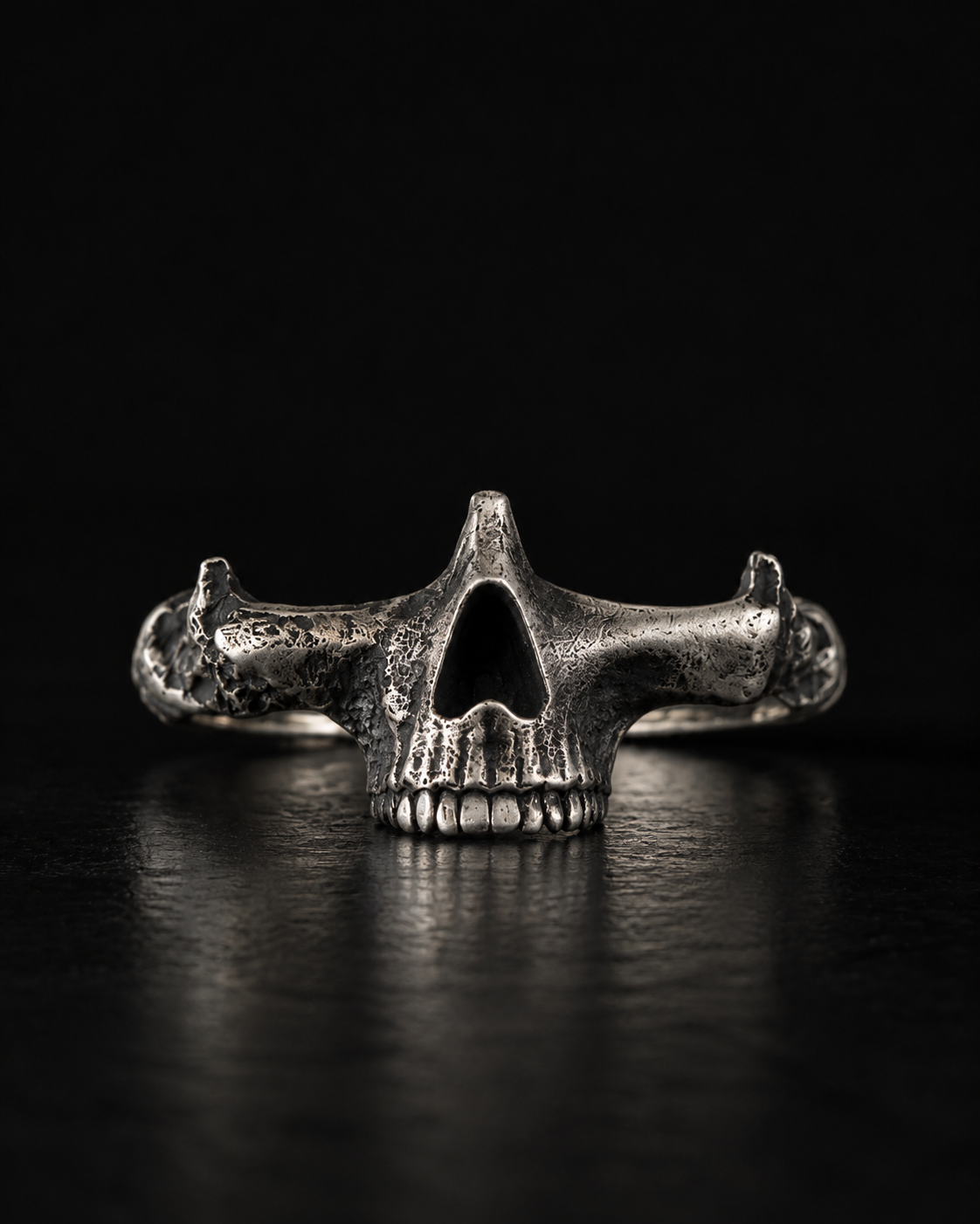 Raw IV Ring head on, half a skull with open nasal cavity and teeth over a plain band