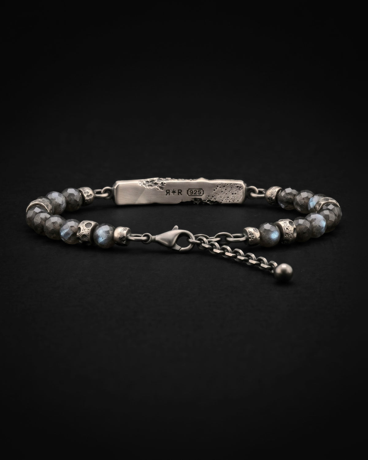 Raw V Bracelet visto da dietro, con perle di labradorite, la stella RR e i punzoni 925 sulla faccia interna della barra