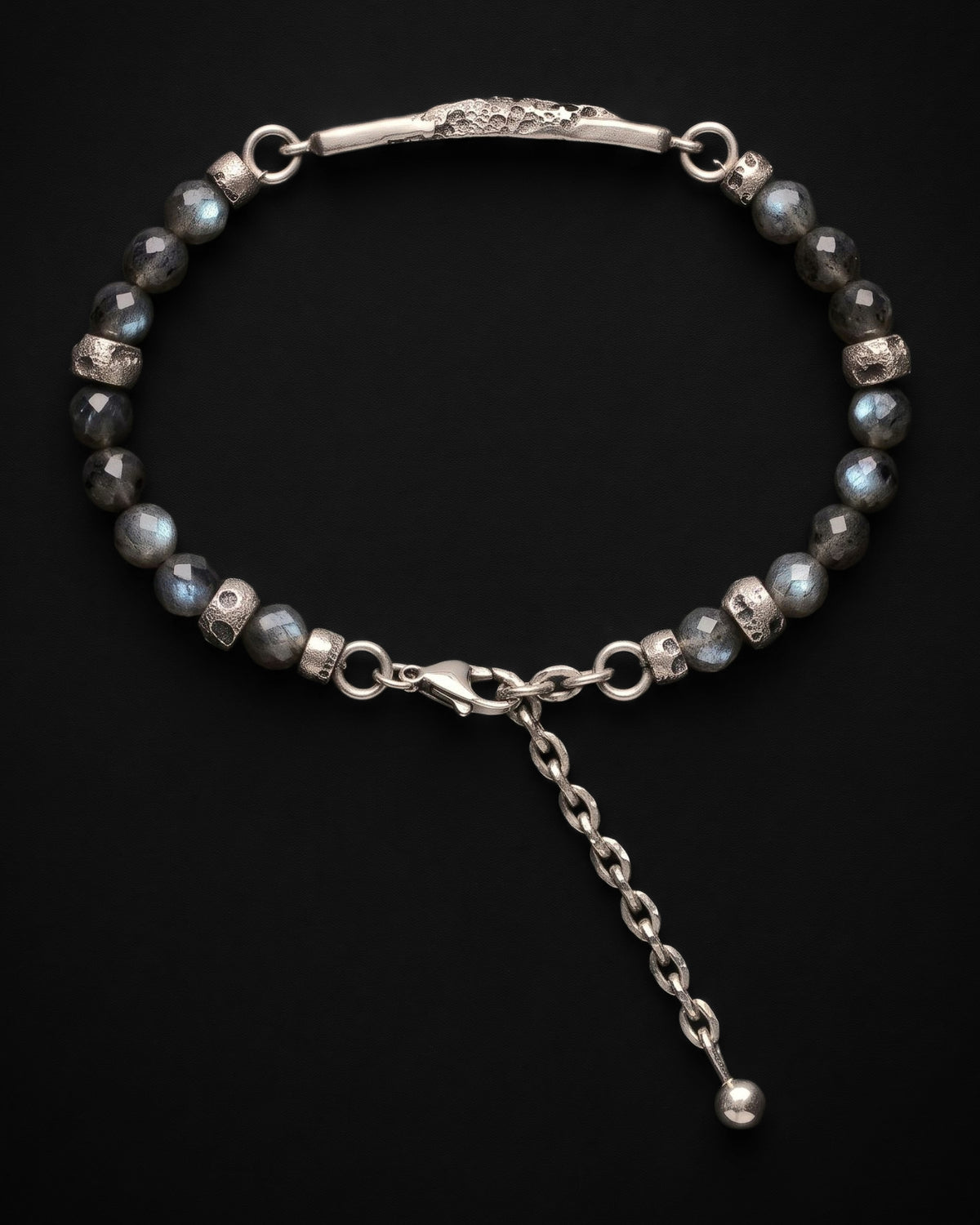 Raw V Bracelet visto dall'alto, con perle di labradorite, distanziatori con crateri e catenella di estensione
